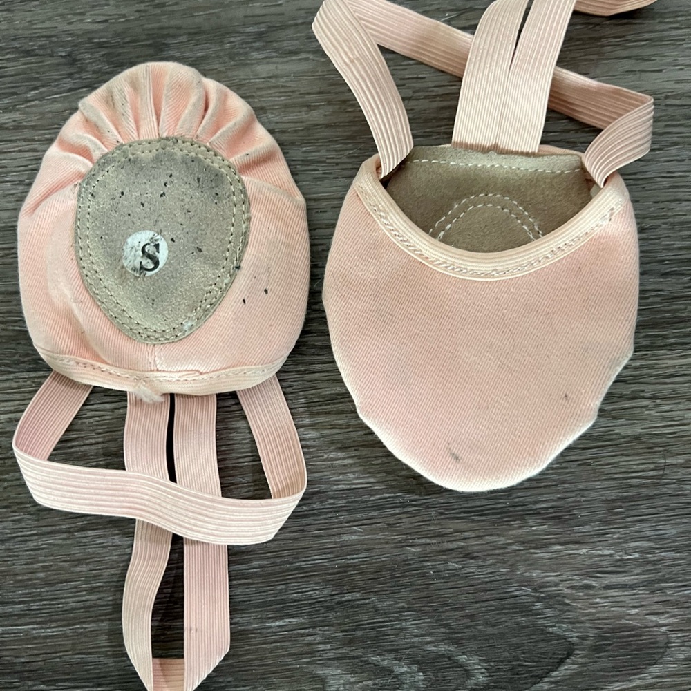 Girls lyrical dance shoes size small. Approx shoe size girls 2.5